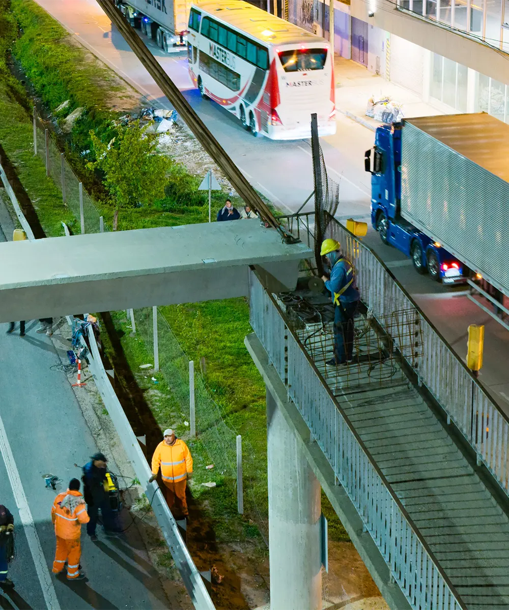 Personal trabajando en la colocaci&oacute;n del nuevo puente peatonal