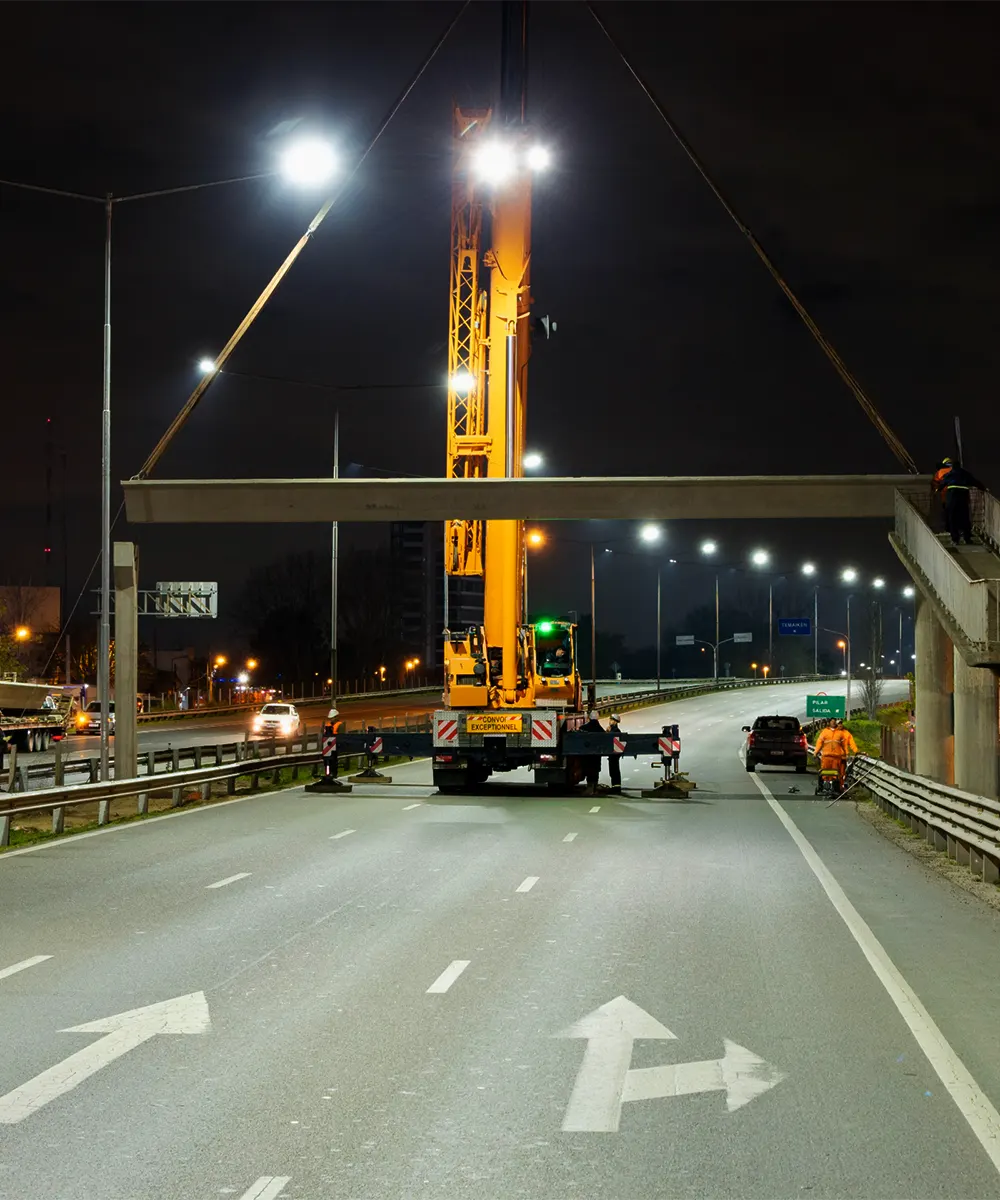 Una gr&uacute;a en el montaje de las vigas de cruce del nuevo puente peatonal