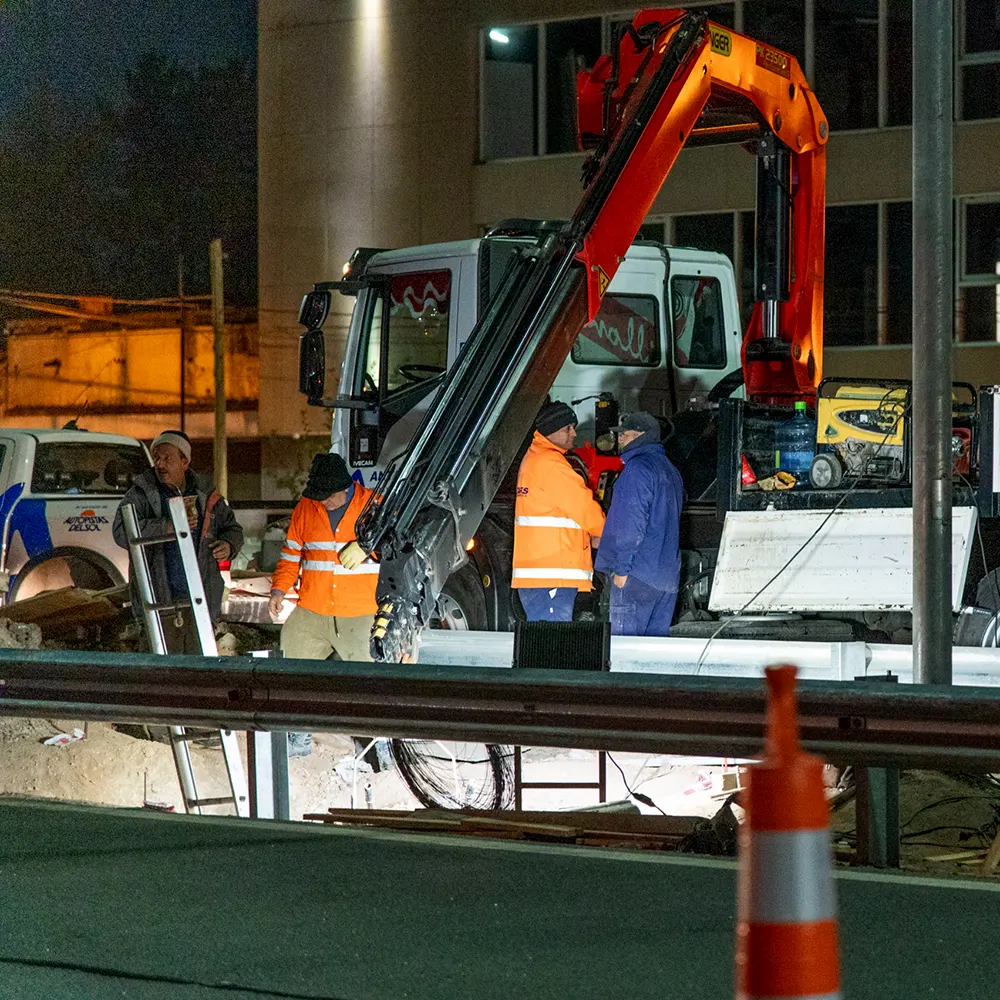 Personal de Autopistas del Sol construyendo el puente peatonal.