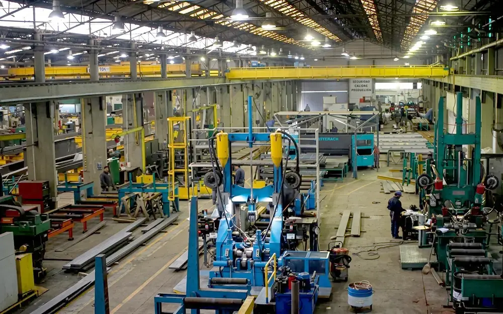 El interior de la planta de DIN S.A en Escobar.