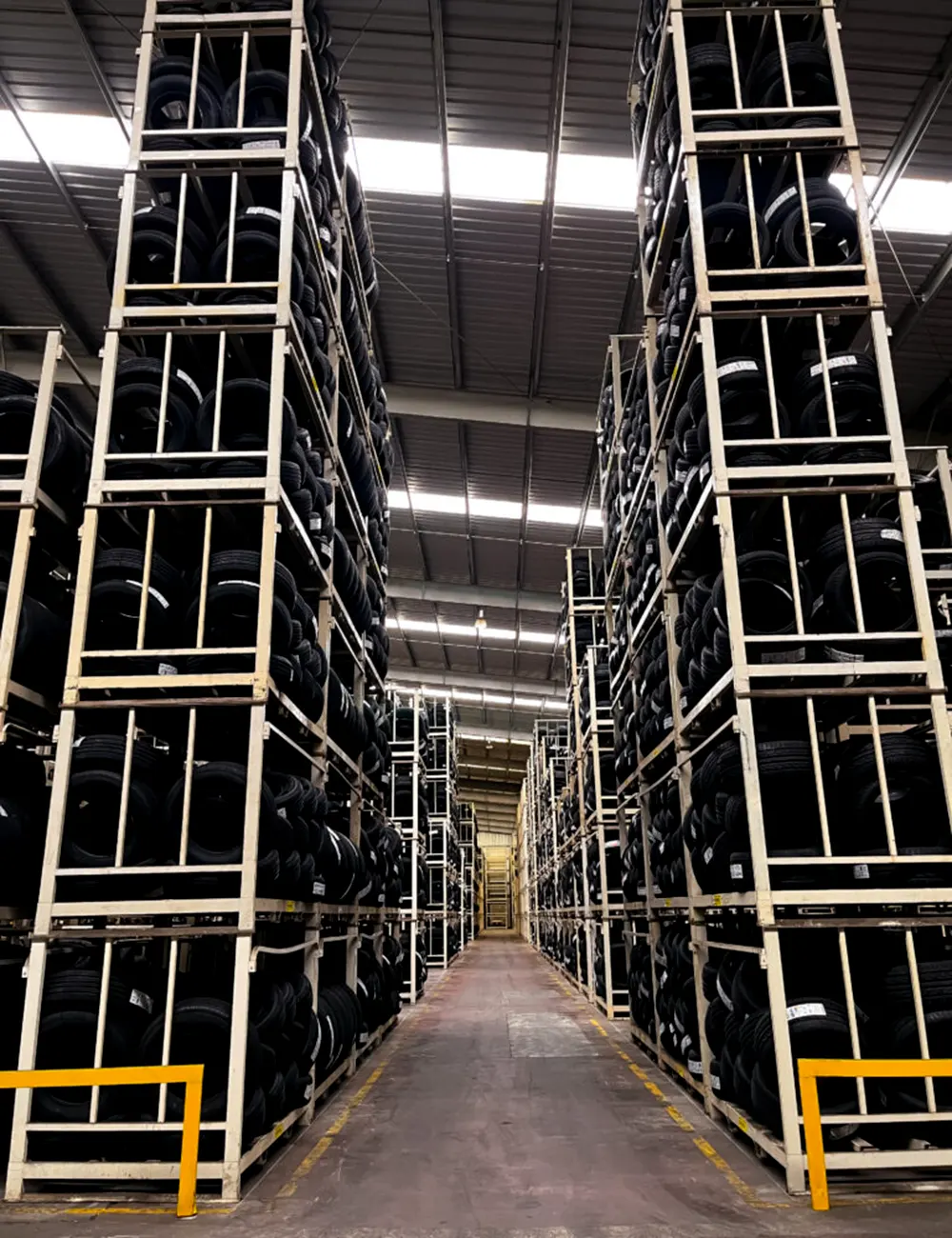 Estanter&iacute;as industriales con neum&aacute;ticos en el dep&oacute;sito de Fortalein.