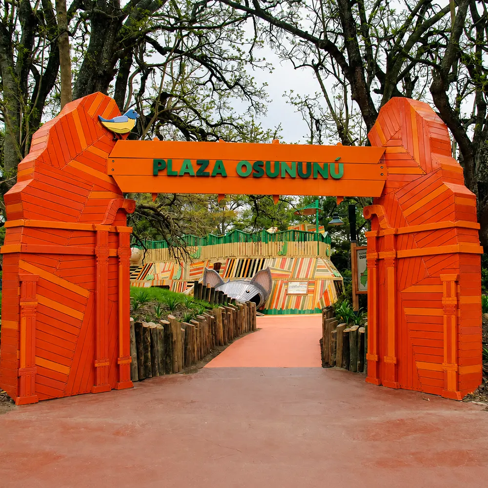 Entrada a la Plaza Osunun&uacute; en Temaik&egrave;n.