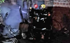 bomberos combaten el incendio de una vivienda en matheu