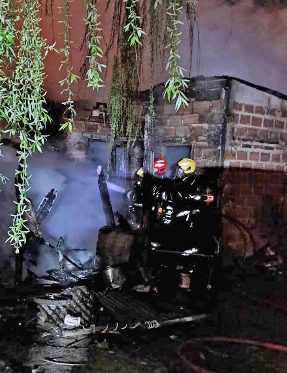 Bomberos combaten el incendio de una vivienda en Matheu