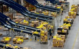 Empleados de Mercado Libre en el área de distribución.