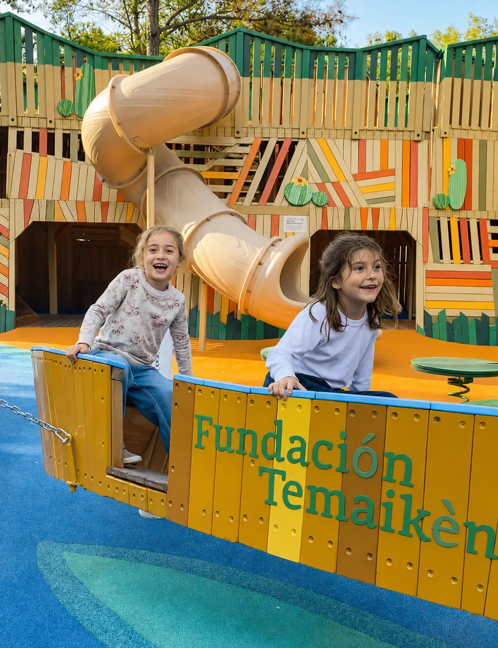 Ni&ntilde;as jugando en la plaza Osunun&uacute;.