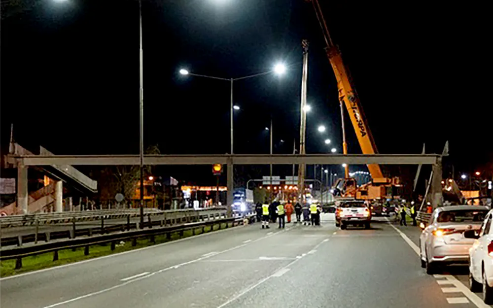 Autopistas del Sol terminó de instalar el nuevo puente peatonal del kilómetro 50