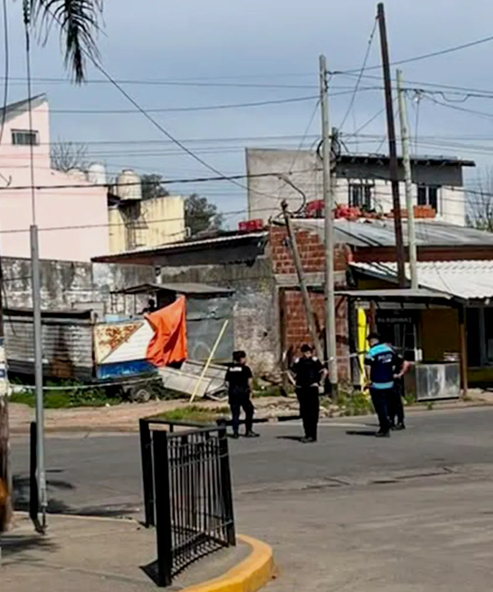 Polic&iacute;as en la esquina donde apareci&oacute; el cuerpo del joven
