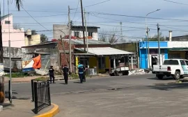 Policías en la esquina donde apareció el cuerpo del joven