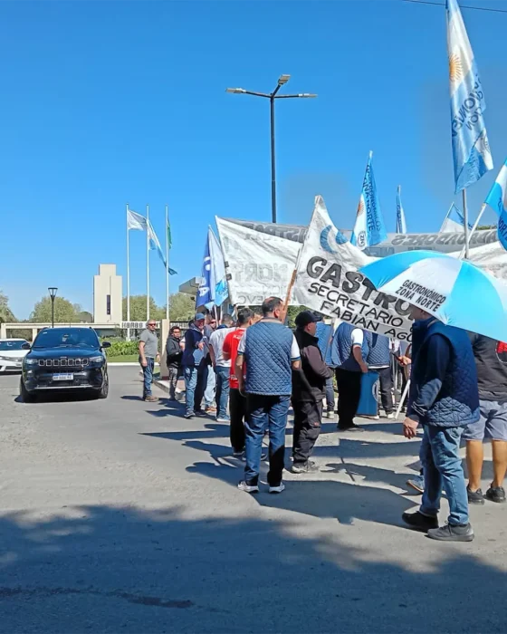 Protesta de Gastron&oacute;micos en el ingreso de Haras Santa Mar&iacute;a 