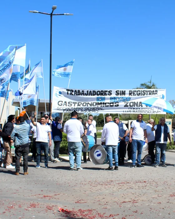 Protesta del sindicato de gastron&oacute;micos en el Haras Santa Mar&iacute;a