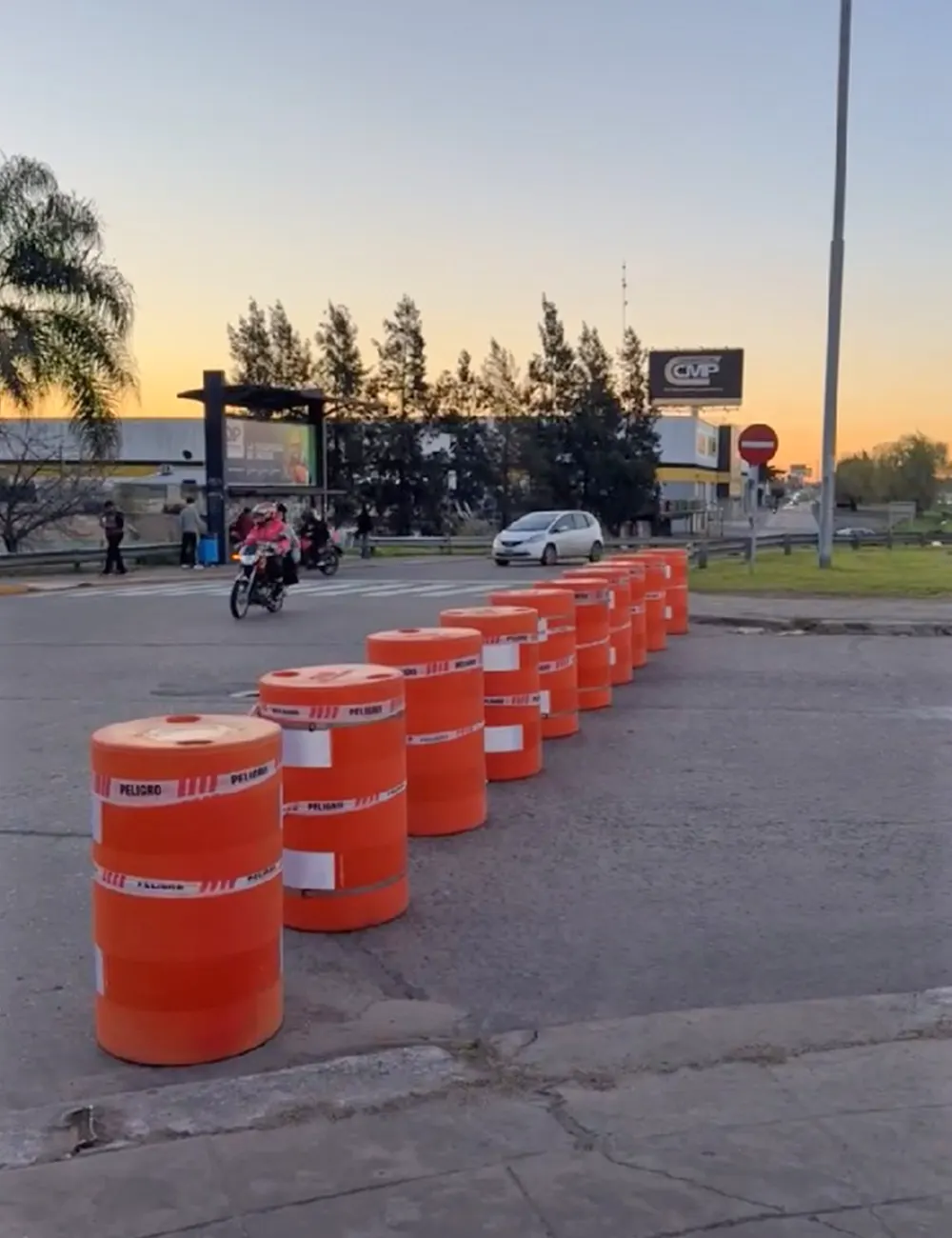 Tambores bloquean el acceso vehicular en el puente de Gar&iacute;n