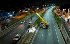 Personal de Ausol colocando la estructura de la nueva pasarela.