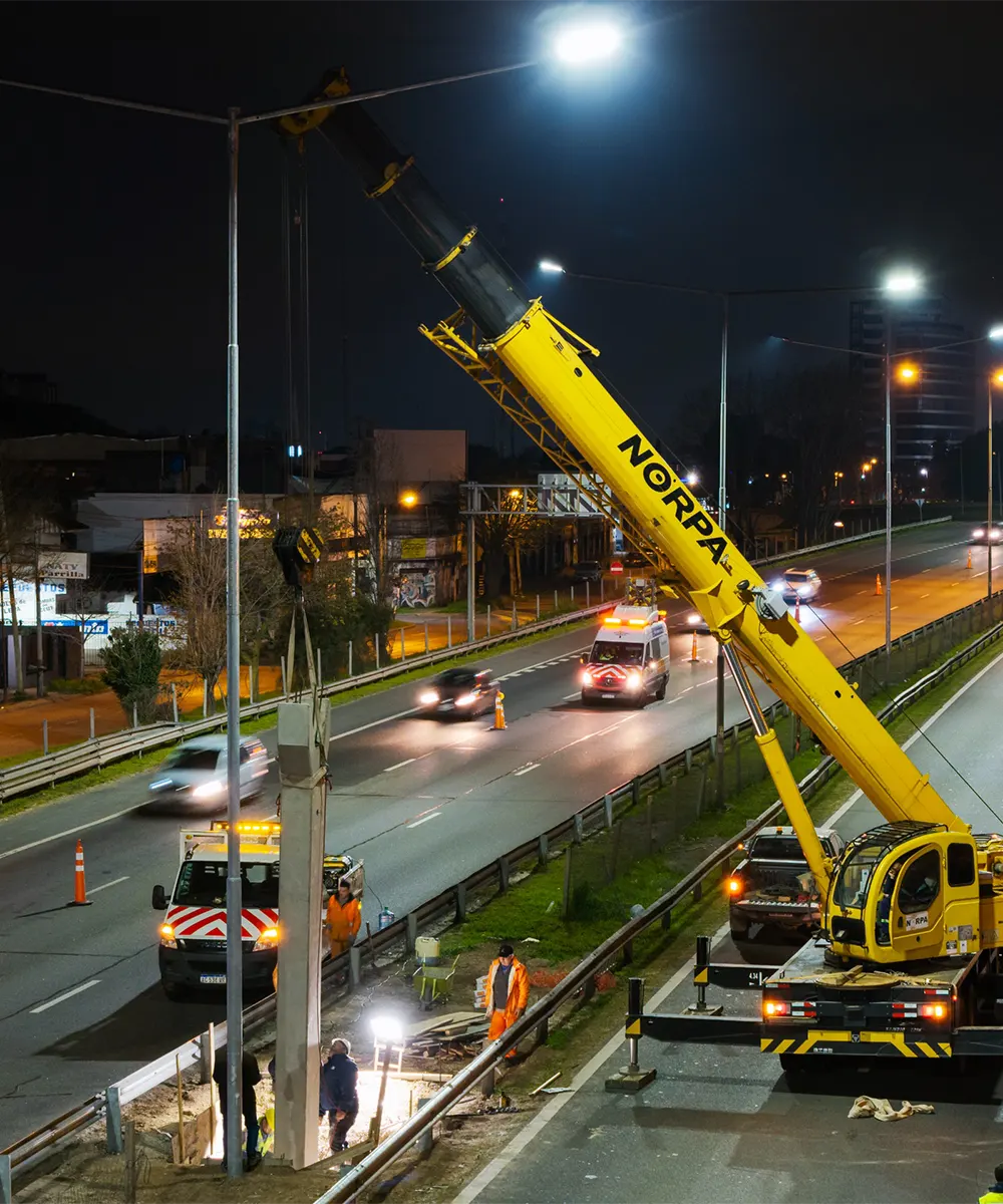 Personal de Ausol colocando la estructura de la nueva pasarela.
