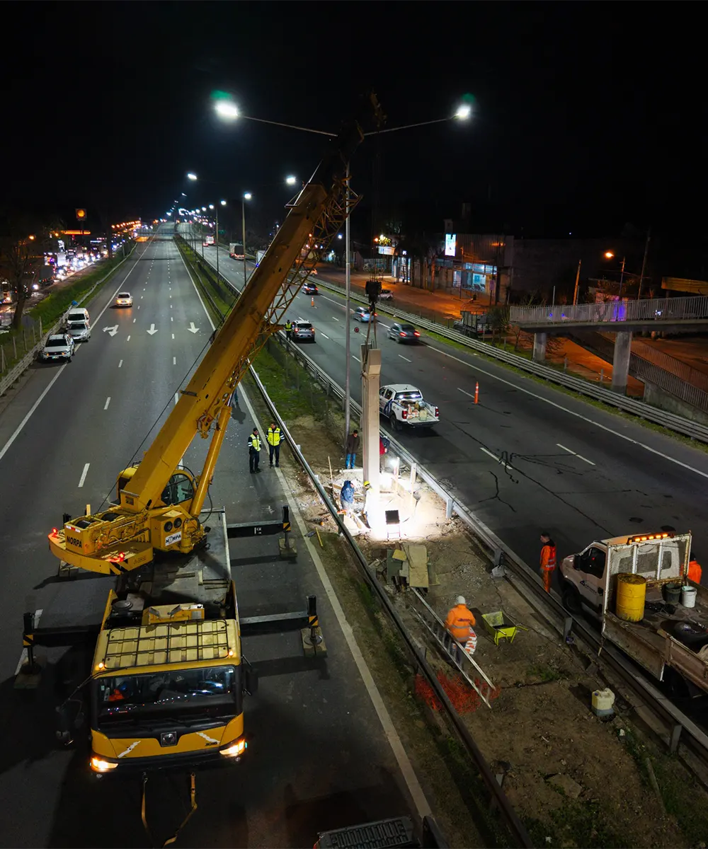 Personal de Ausol colocando la estructura de la nueva pasarela.