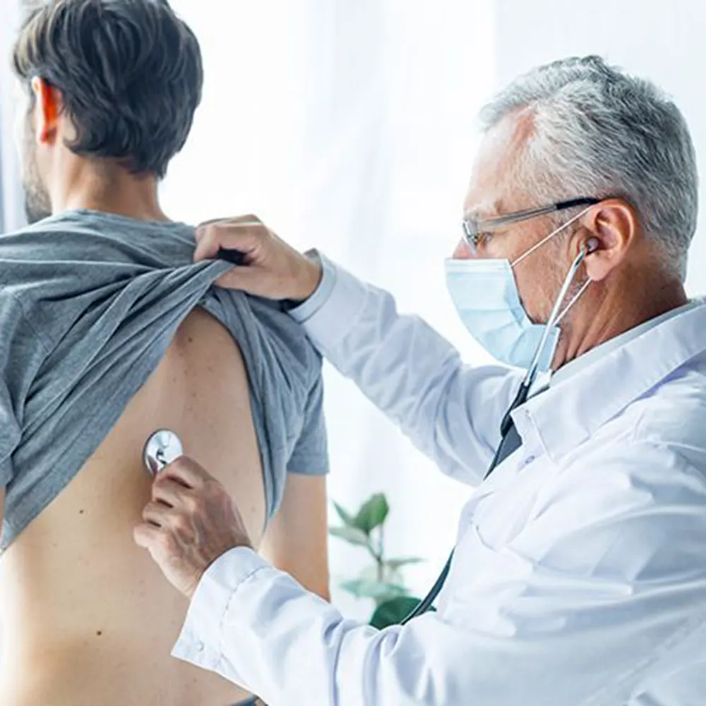 Paciente siendo atendido por un doctor.