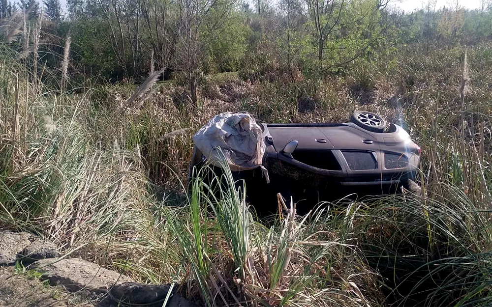 Un automovilista volcó con su hijo de 10 años en un zanjón de la ruta 25