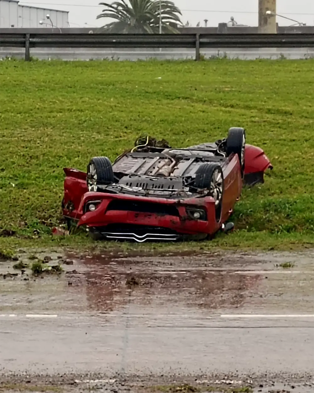 Auto volcado en un zanj&oacute;n.