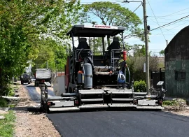 Máquinas trabajando en el nuevo asfalto de la calle Salta, en el barrio Villa Angélica