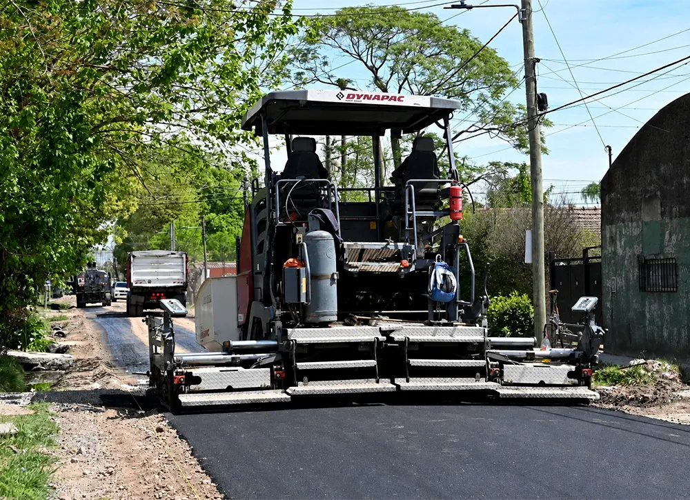 ASFALTO Máquinas trabajando en el nuevo asfalto de la calle Salta, en el barrio Villa Angélica