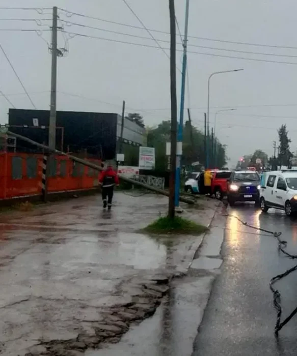 el poste qued&oacute; quebrado e inclinado hacia la vereda del Cosco Super Market