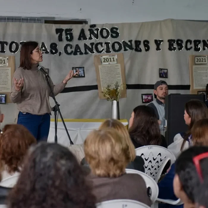Diana Luz Yacuzzi habla al p&uacute;blico en el aniversario del Jard&iacute;n de Infantes 901