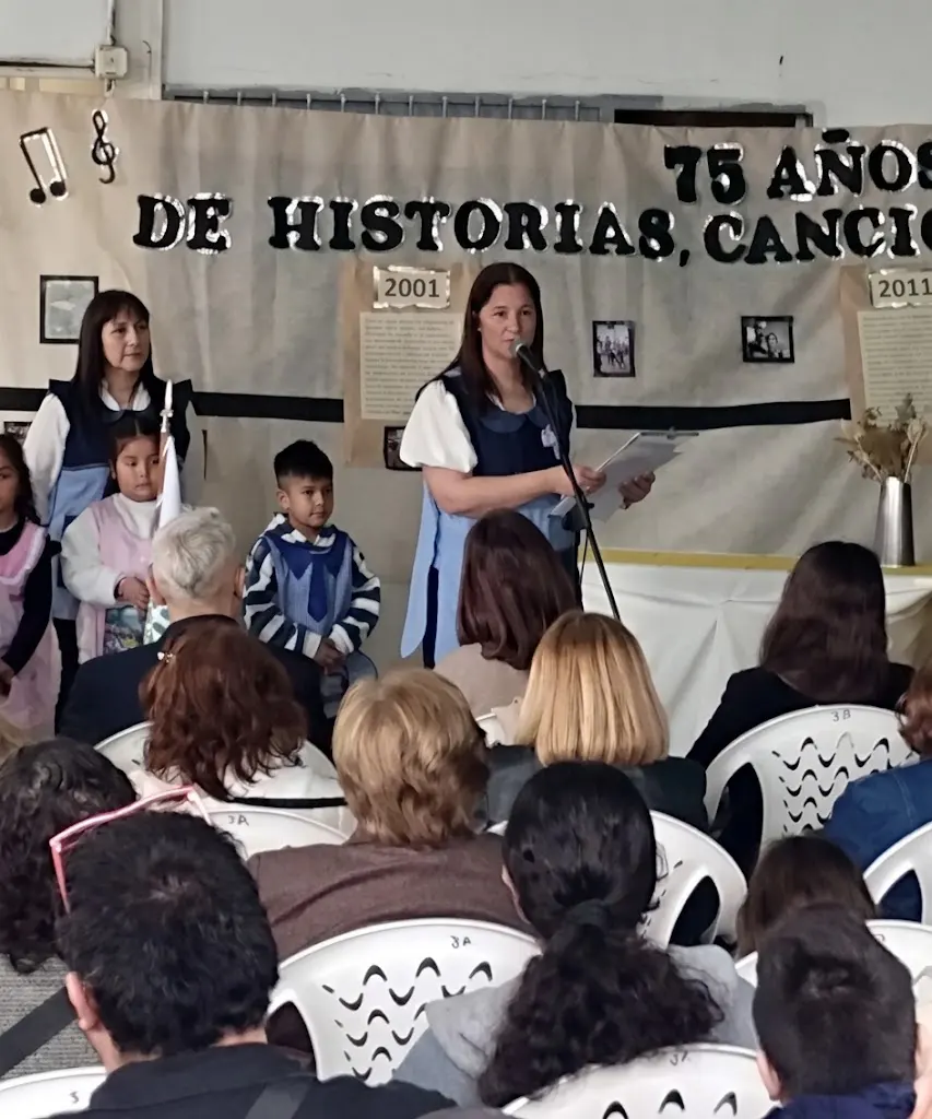 Mar&iacute;a Emilia Butteri habla al p&uacute;blico en el aniversario del Jard&iacute;n de Infantes 901