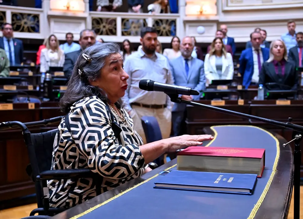 Griselda Aristi jura en silla de ruedas como diputada provincial