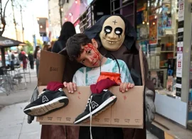 Un niño caracterizado como un muerto.