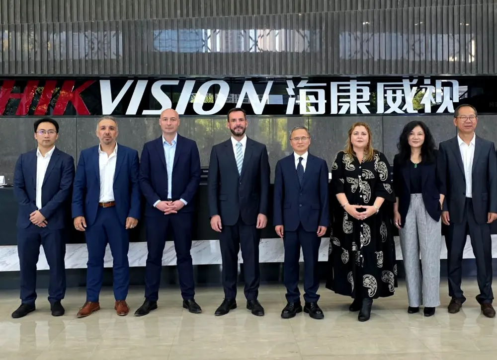 Autoridades de Hikvision y del municipio de Escobar