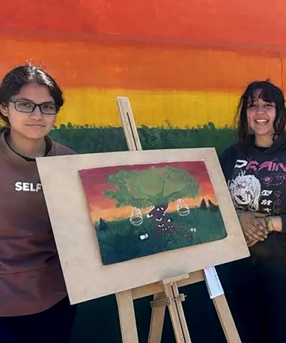 Alex Báez y Selene Melesz junto a su obra “Las raíces de la memoria”.