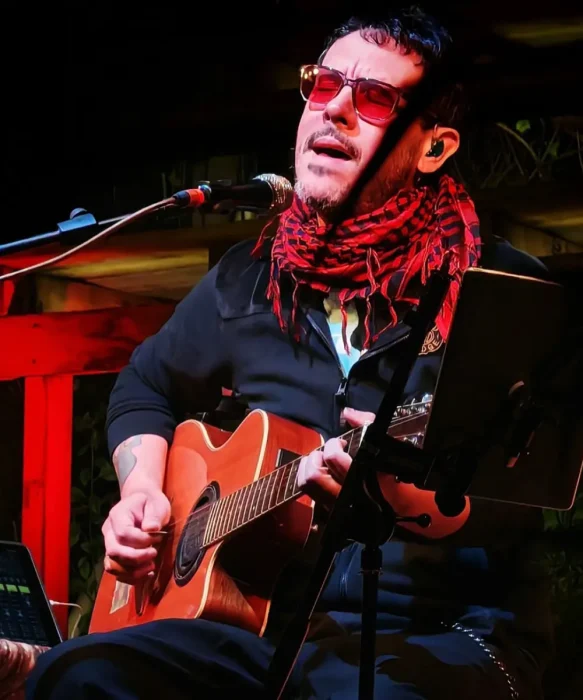 Lisandro Aristimuno tocando guitarra
