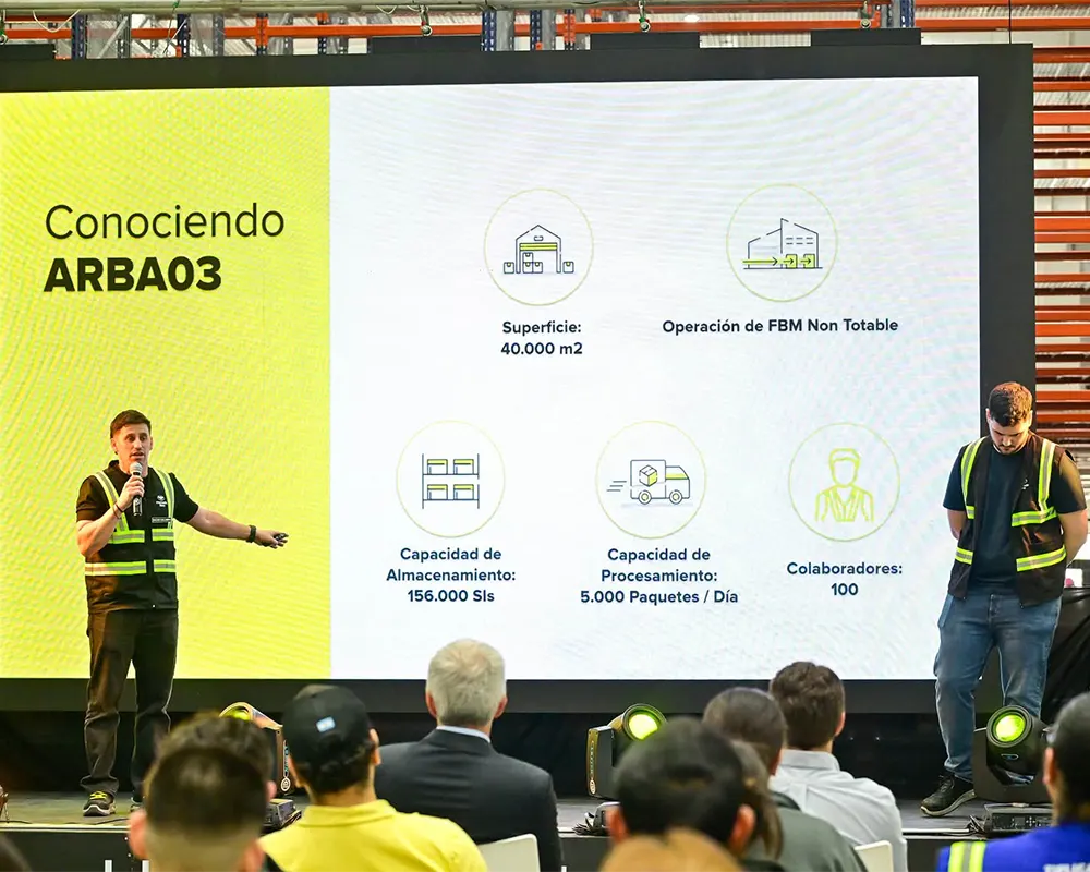 J&oacute;venes hablando al auditorio en la inauguraci&oacute;n de Mercado Libre en Escobar