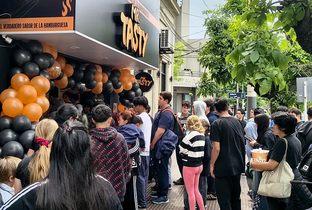 Mr. Tasty llegó a Escobar: furor por un balde de 4 hamburguesas a $10.000
