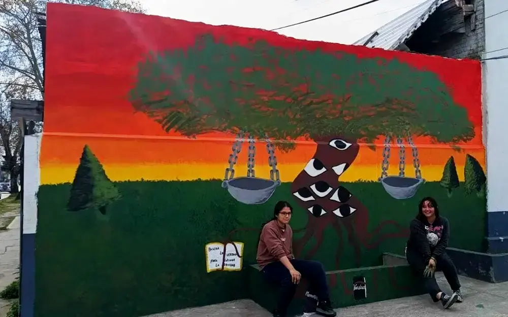 Jóvenes estudiantes pintaron un mural sobre la memoria en la estación de Matheu