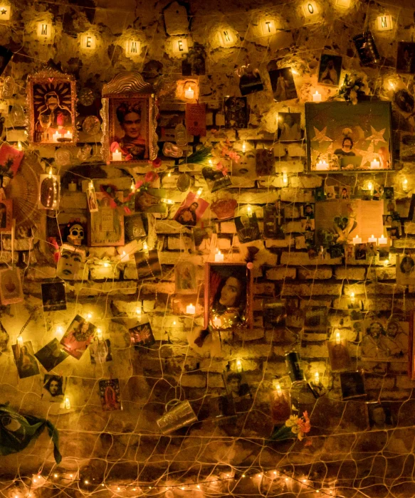 Un altar lleno de fotos y luces 