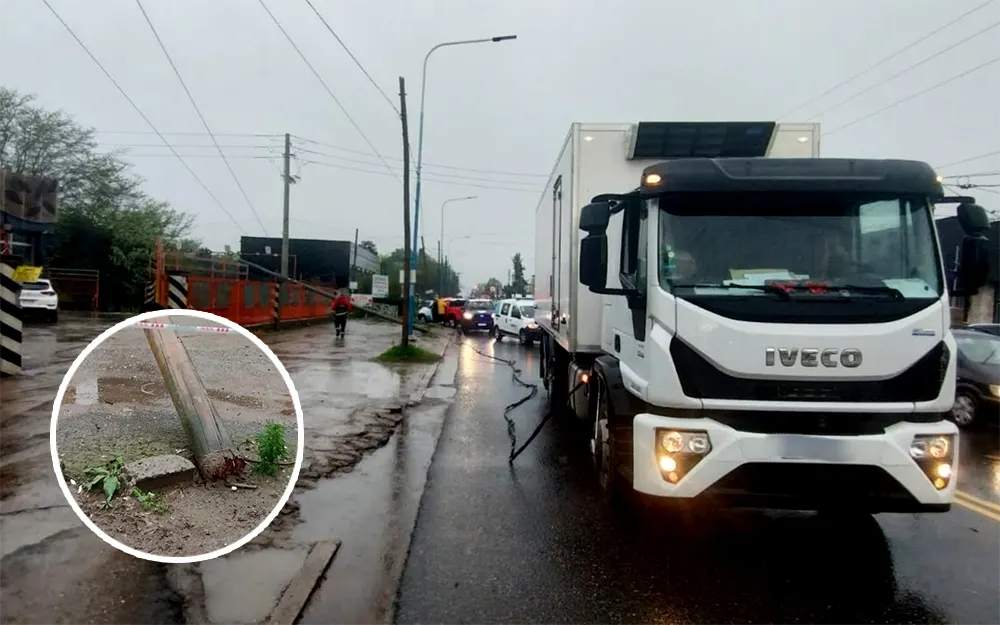 En medio de la lluvia, un camión chocó contra un poste de la avenida San Martín