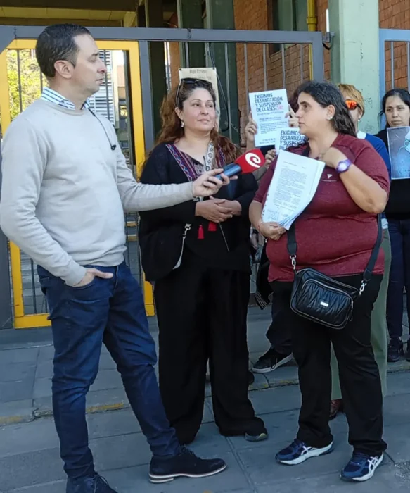 Reclamo de los padres de familia e afueras de la escual t&eacute;cnica 