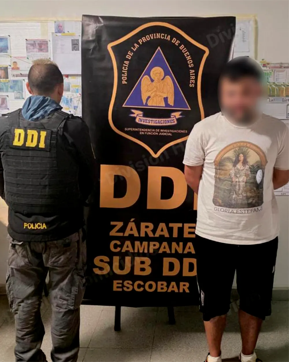 El hombre detenido por violar y contagiar de s&iacute;filis a su sobrina, junto a un polic&iacute;a de la DDI