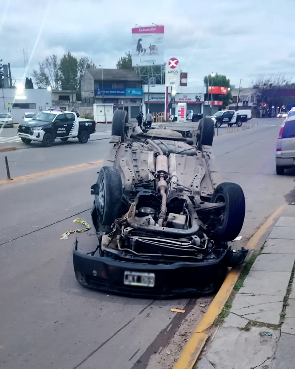 Auto volcado delante de la estaci&oacute;n de servicio Axion