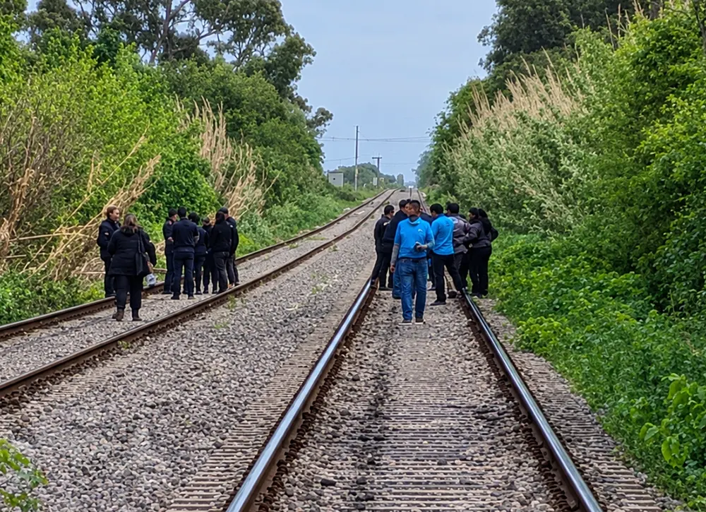 Efectivos policiales en las vías del tren.
