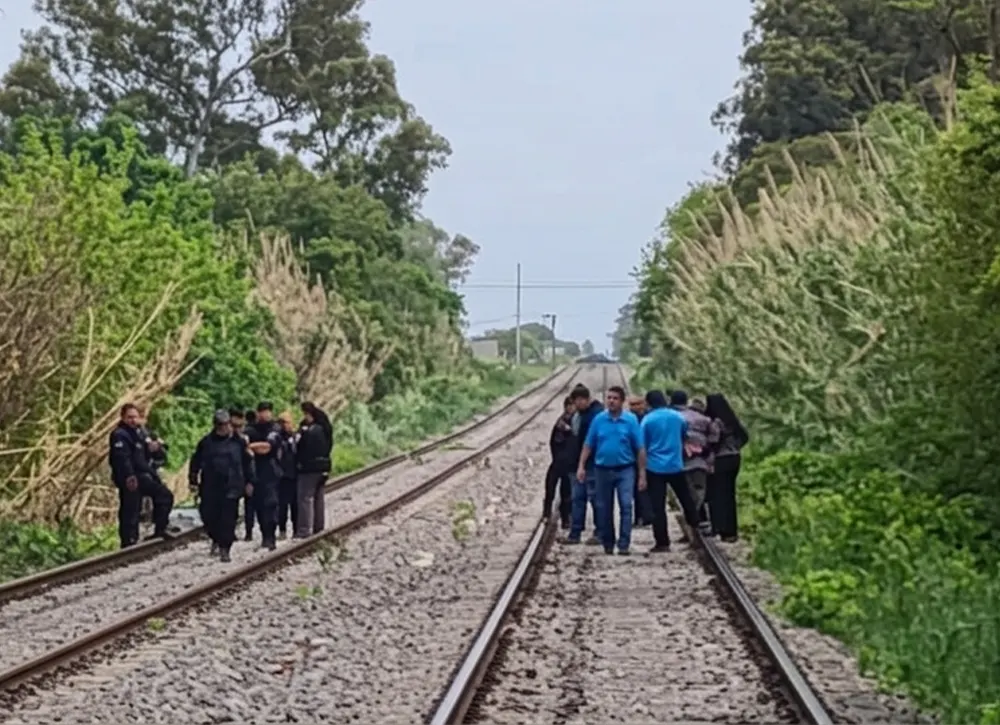Efectivos policiales en las vías del tren.