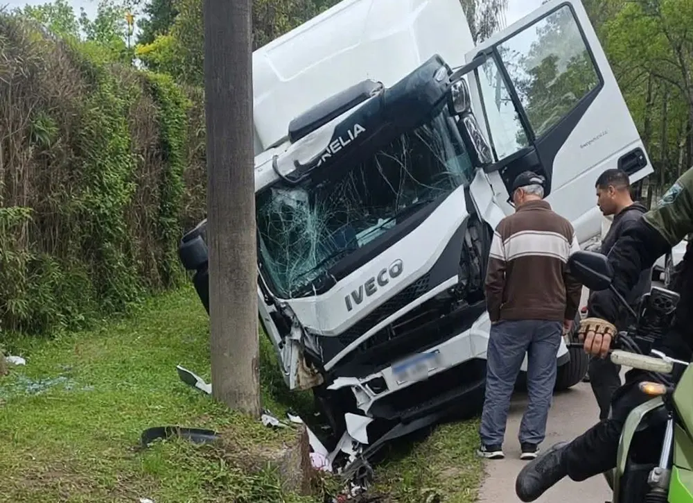alcoholizado calle islandia Camión con daños en el frente.