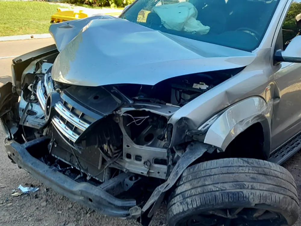 El auto con da&ntilde;os en la parte frontal.