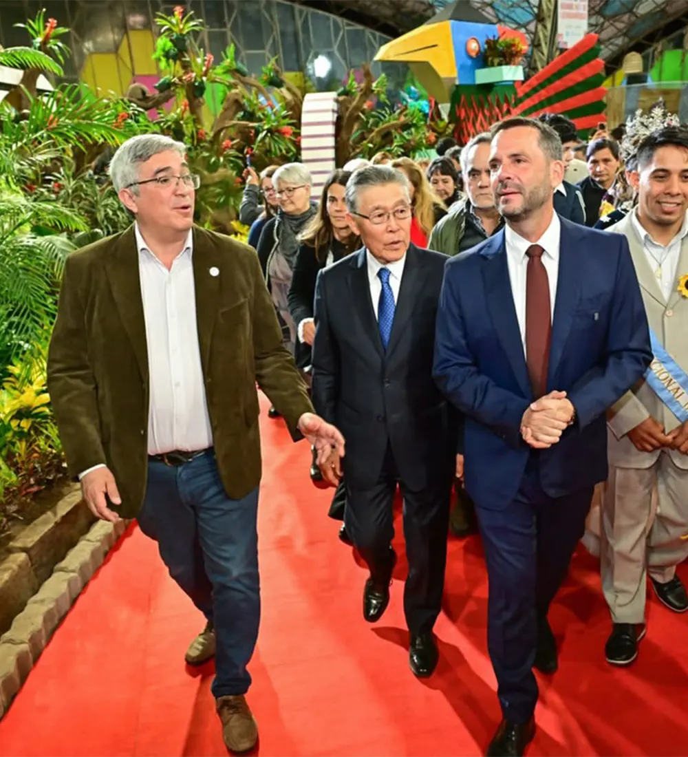 Autoridades recorren la Fiesta de la Flor