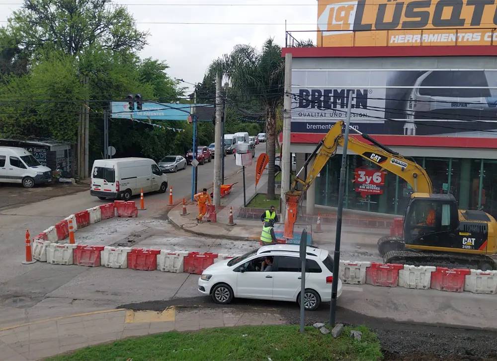 Personal de Autopistas del Sol trabajando sobre la Colectora Oeste.