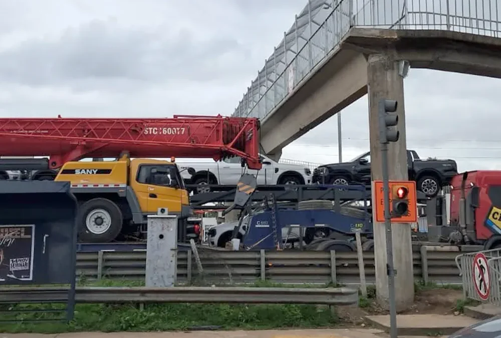 ¿Es más baja?: otra vez un camión no pudo pasar por la pasarela del kilómetro 50