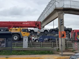 Un camión que transportaba una grúa, atorado en la pasarela del kilómetro 50.