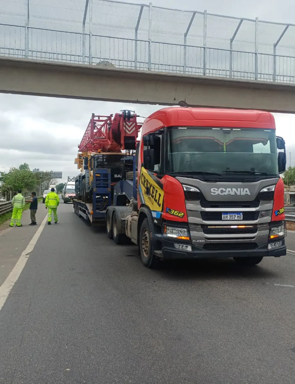 El cami&oacute;n detenido debajo de una pasarela de la autopista.