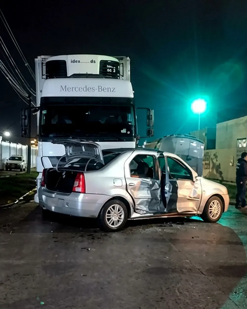 el camión y el auto involucrados en el triple accidente